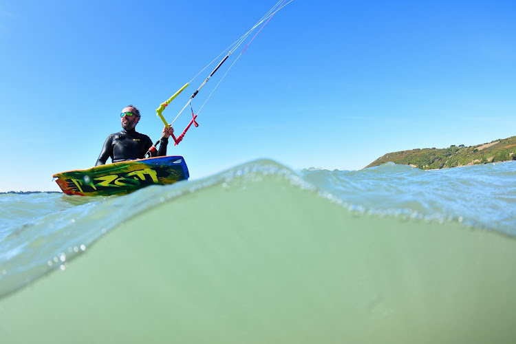 Kite's Cool école de kitesurf et wingfoil Bretagne , super école située en face du spot