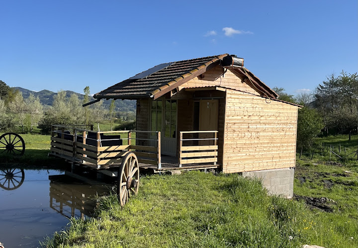 Cabane au bord de l'eau : endroit paisible